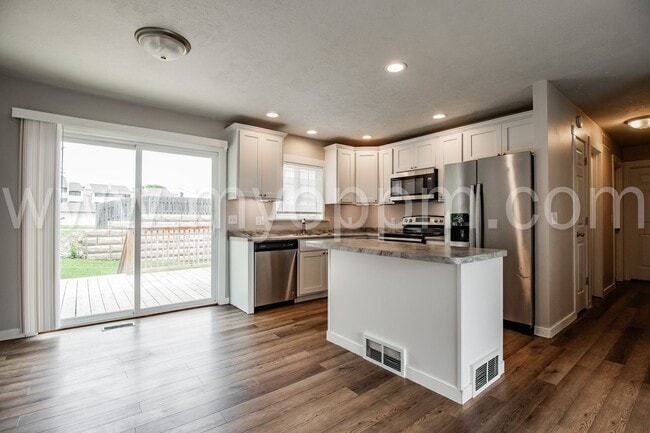Building Photo - Beautifully Remodeled 3 Bedroom / 1.5 Bath...