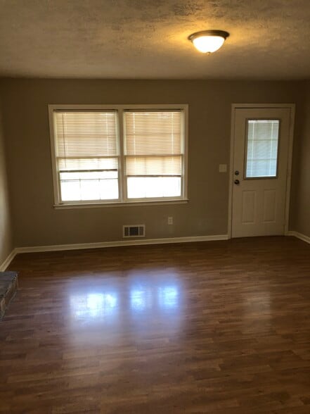 Building Photo - 1015 Eastview Rd NE