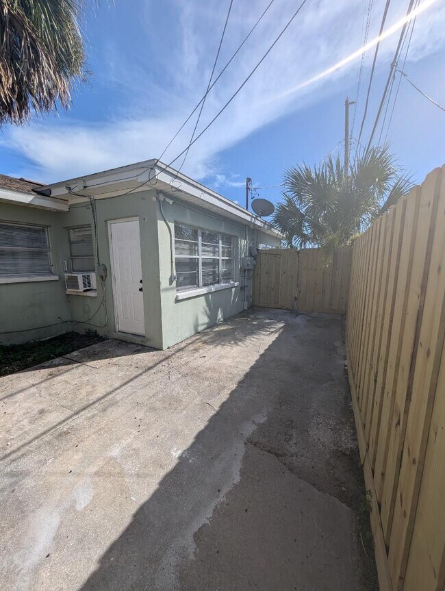 Building Photo - 124 146th Ave E