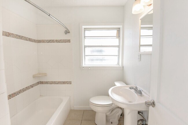 Building Photo - 3 Bedroom Cove House