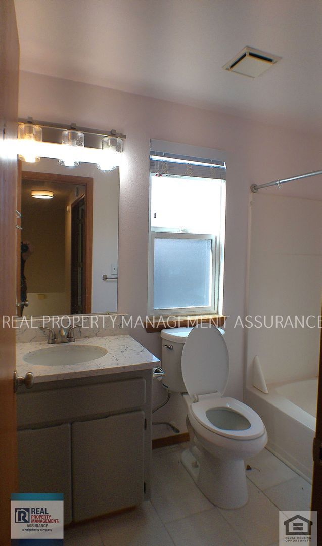 Building Photo - Charming 3 Bedroom Home With A 2 Car Garage!!