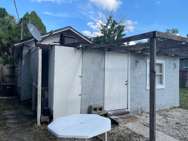 Building Photo - 8722 N Brooks St