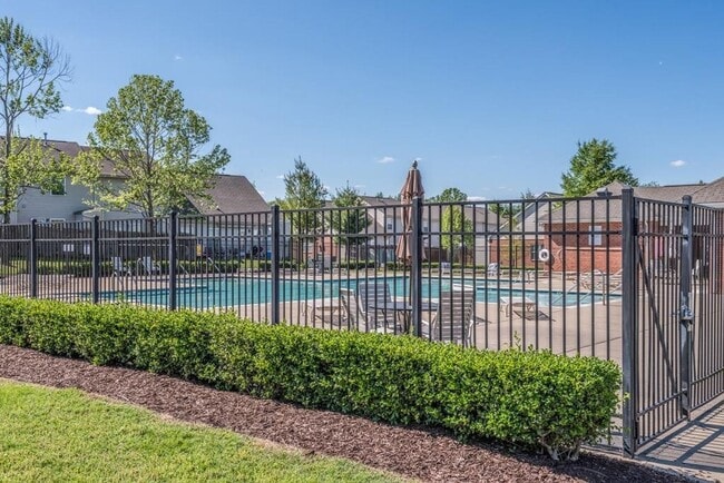 Building Photo - Spotless 2 bedroom townhome in Hardison Hills