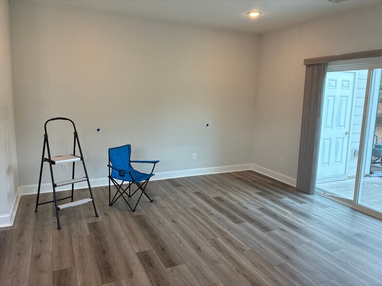 Building Photo - Room in Townhome on Old Grove Ln