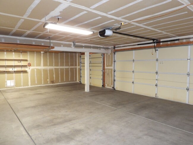 Building Photo - 5 bedroom 3 bath