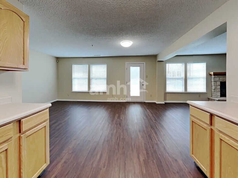 Building Photo - 10798 Cyrus Dr