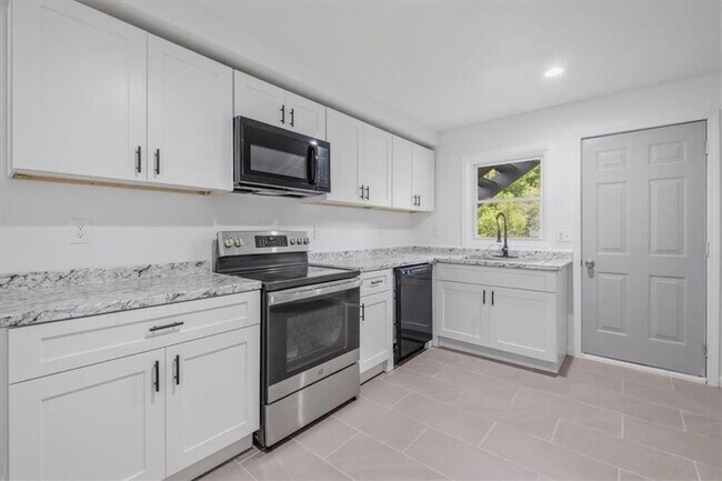 Building Photo - 608 N College Dr