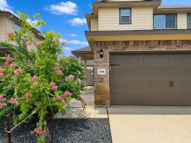 Building Photo - Come Home to Comfort & Style in Seguin, TX!