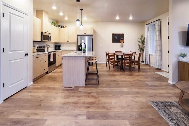 Building Photo - 717 E Elgin St