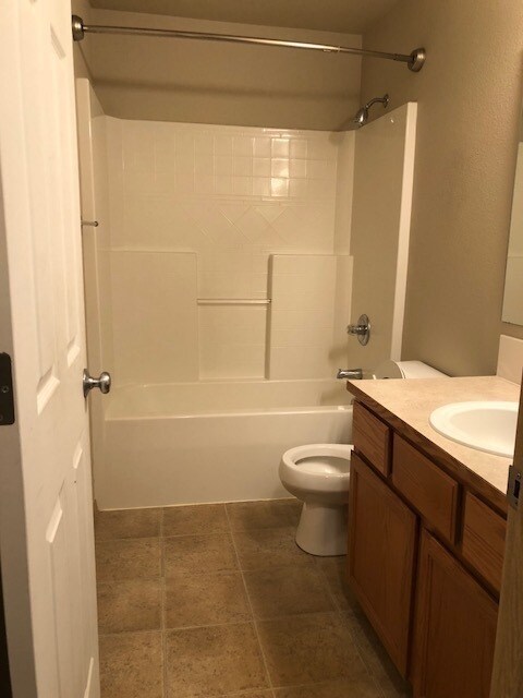 Building Photo - Spacious 4 bedroom, 2.5 bath, in Breckenridge Community