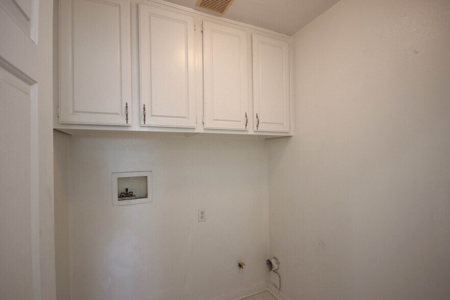 Building Photo - 2911 Spruce Ct