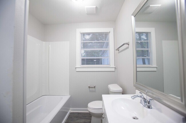 Building Photo - 5008 Lynch Dr