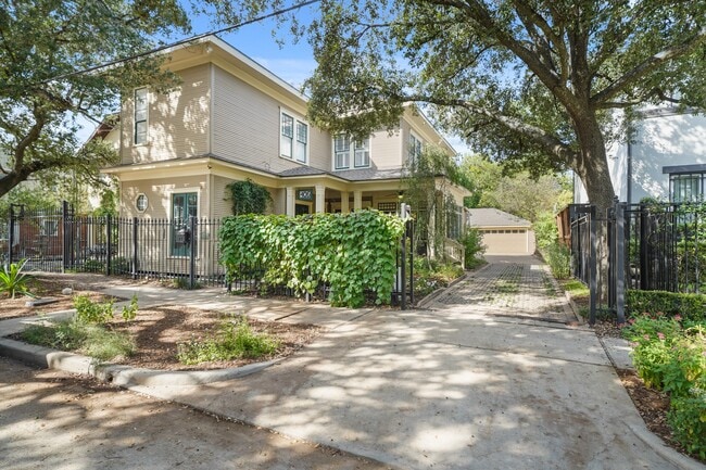 Building Photo - 406 Sul Ross St