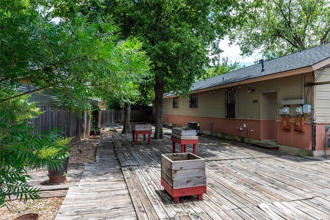 Building Photo - 5006 Sara Dr