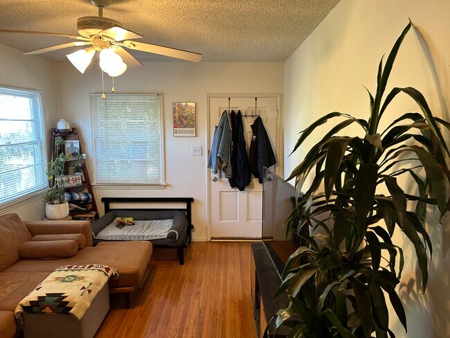 Building Photo - 638 Sheldon St