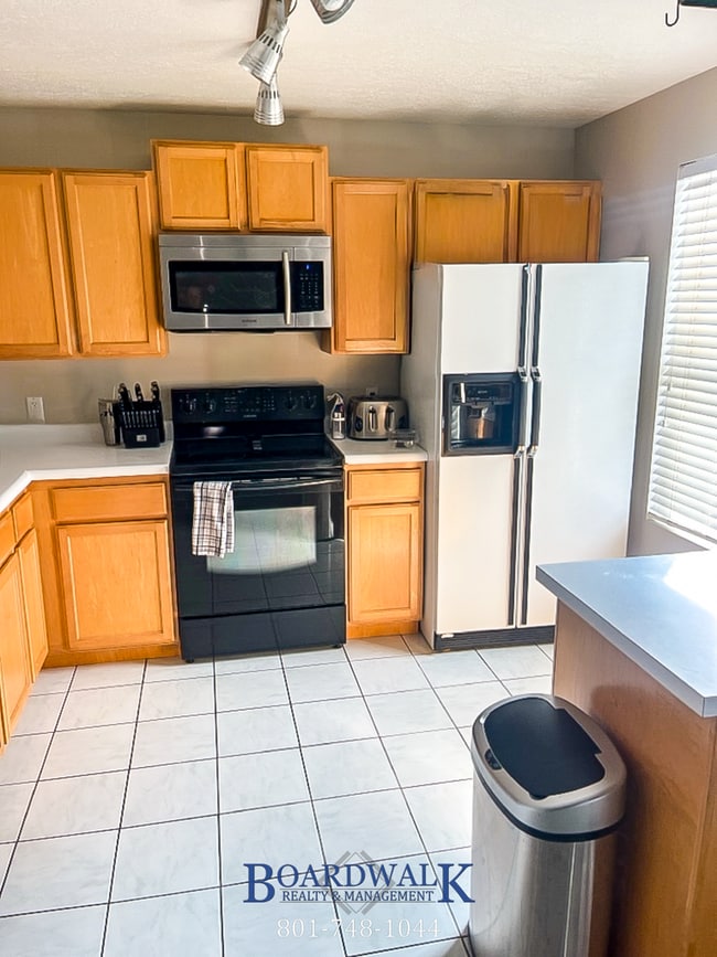 Building Photo - Incredible Townhome in WVC!
