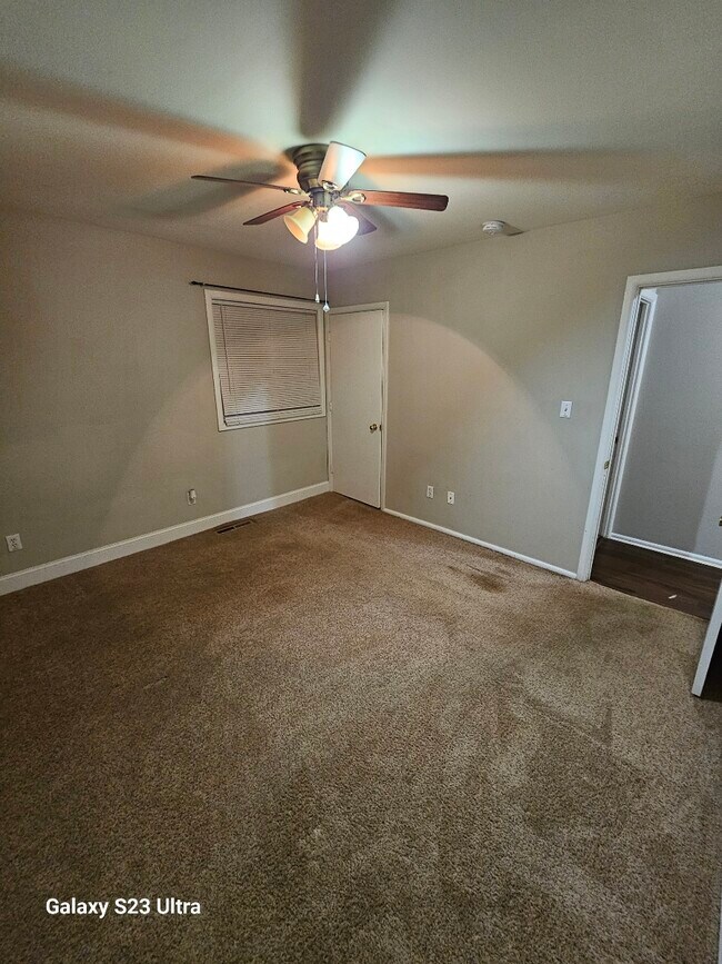 Building Photo - 3415 Emerald Dr