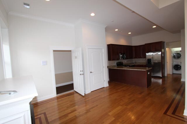 Building Photo - 4030 S Cottage Grove Ave