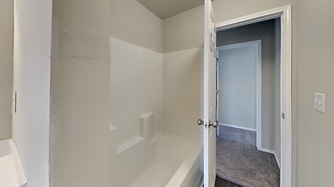 Building Photo - Very Nice 4 Bedroom 2 Bath Home in Yukon Schools