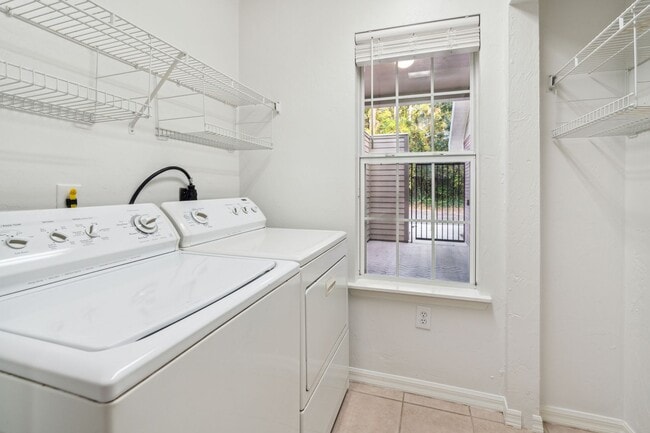 Building Photo - Townhome in Woods Edge!