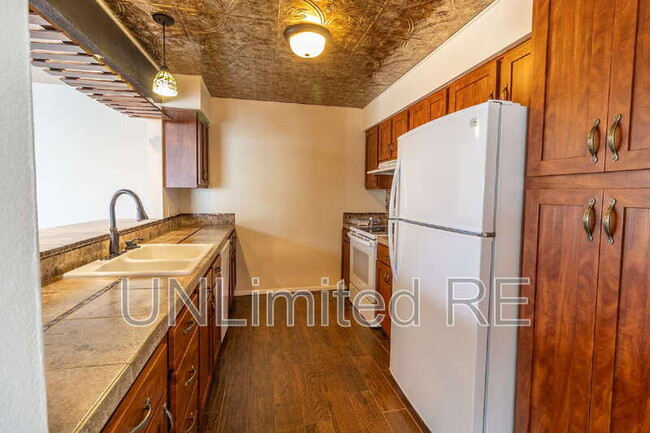 Building Photo - 5000 E Palomino Ln