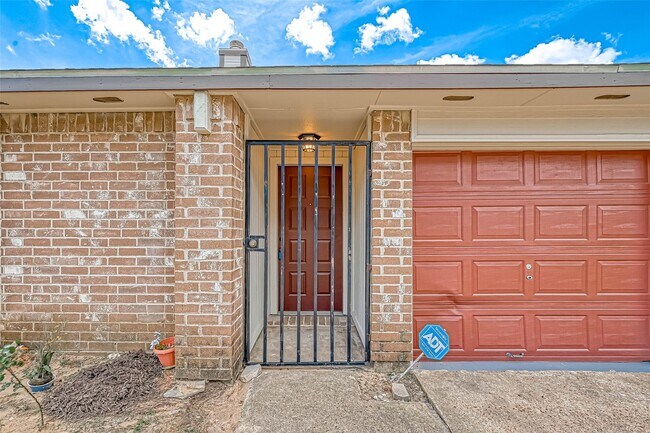 Building Photo - 16319 La Luna Dr