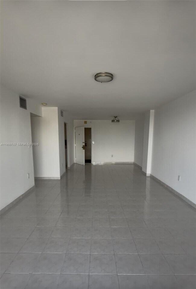 Building Photo - 1450 Brickell Bay Dr