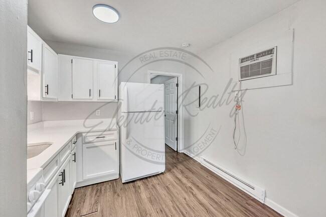 Building Photo - Spring Special (1/2 OFF 1st Month Rent): First Floor One Bedroom Updated Apartment with Laundry H...