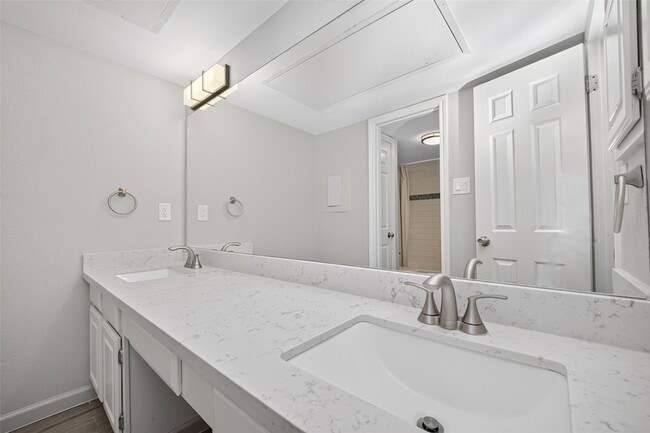 Building Photo - 1311 Antoine Dr