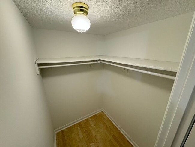 Building Photo - Adorable 2 Bedroom Condo Near UNC!