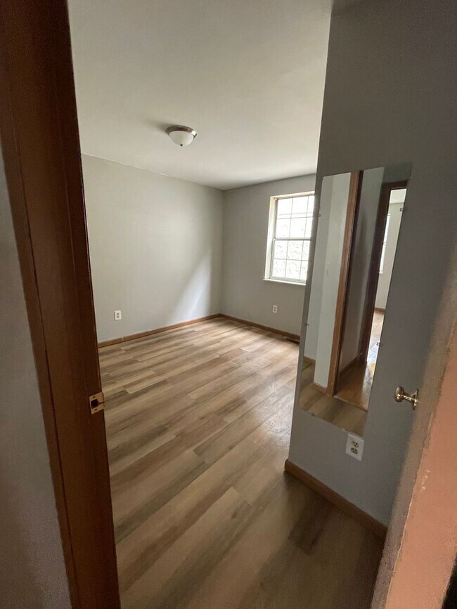 Building Photo - 2163 Indianola Ave