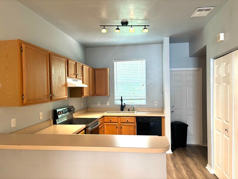 Kitchen - 4415 SW 34th St