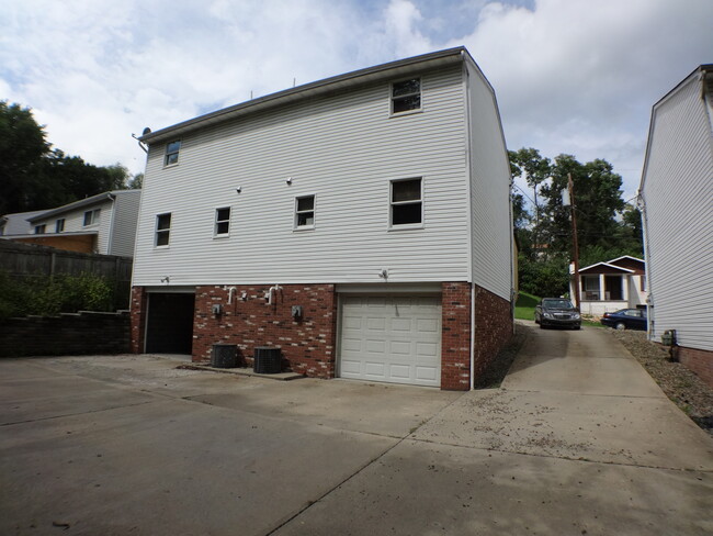 Building Photo - 124 Karen Way