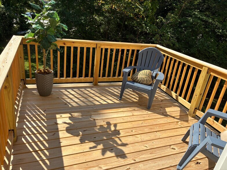 Building Photo - 605 Apple St