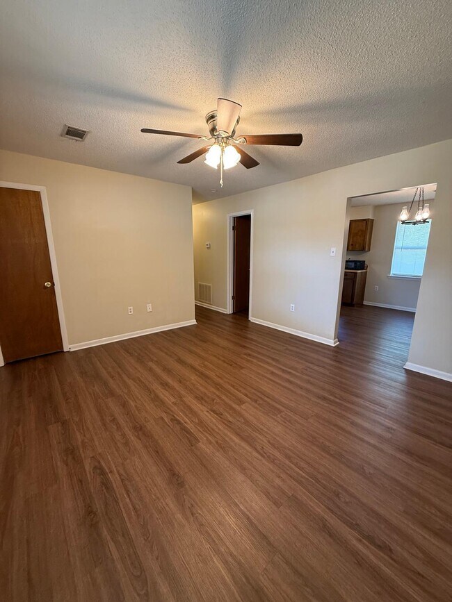 Building Photo - 802 Wildwood Dr