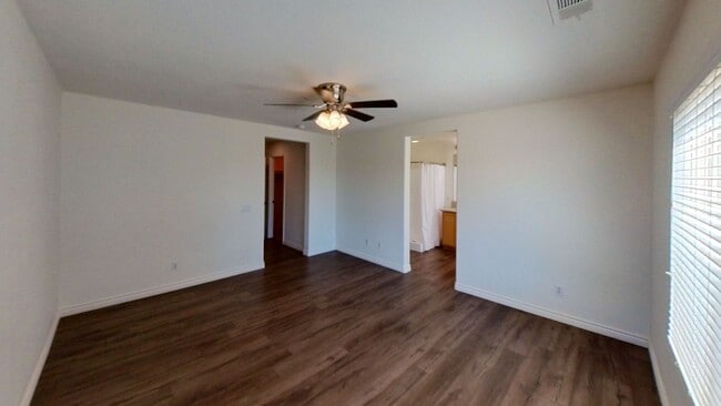 Building Photo - Spacious 4 Bedroom 3 Full Bathroom Home in...