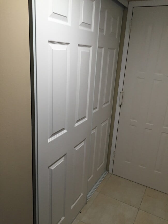 Building Photo - 200 Leslie Dr