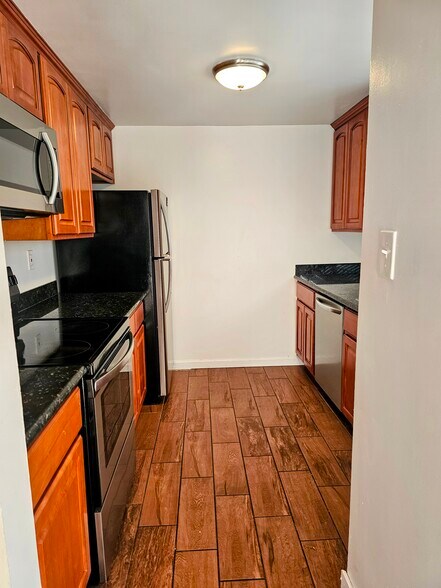 Building Photo - 2405 Sunny Ln