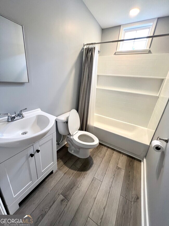 Building Photo - 112 Cedar St