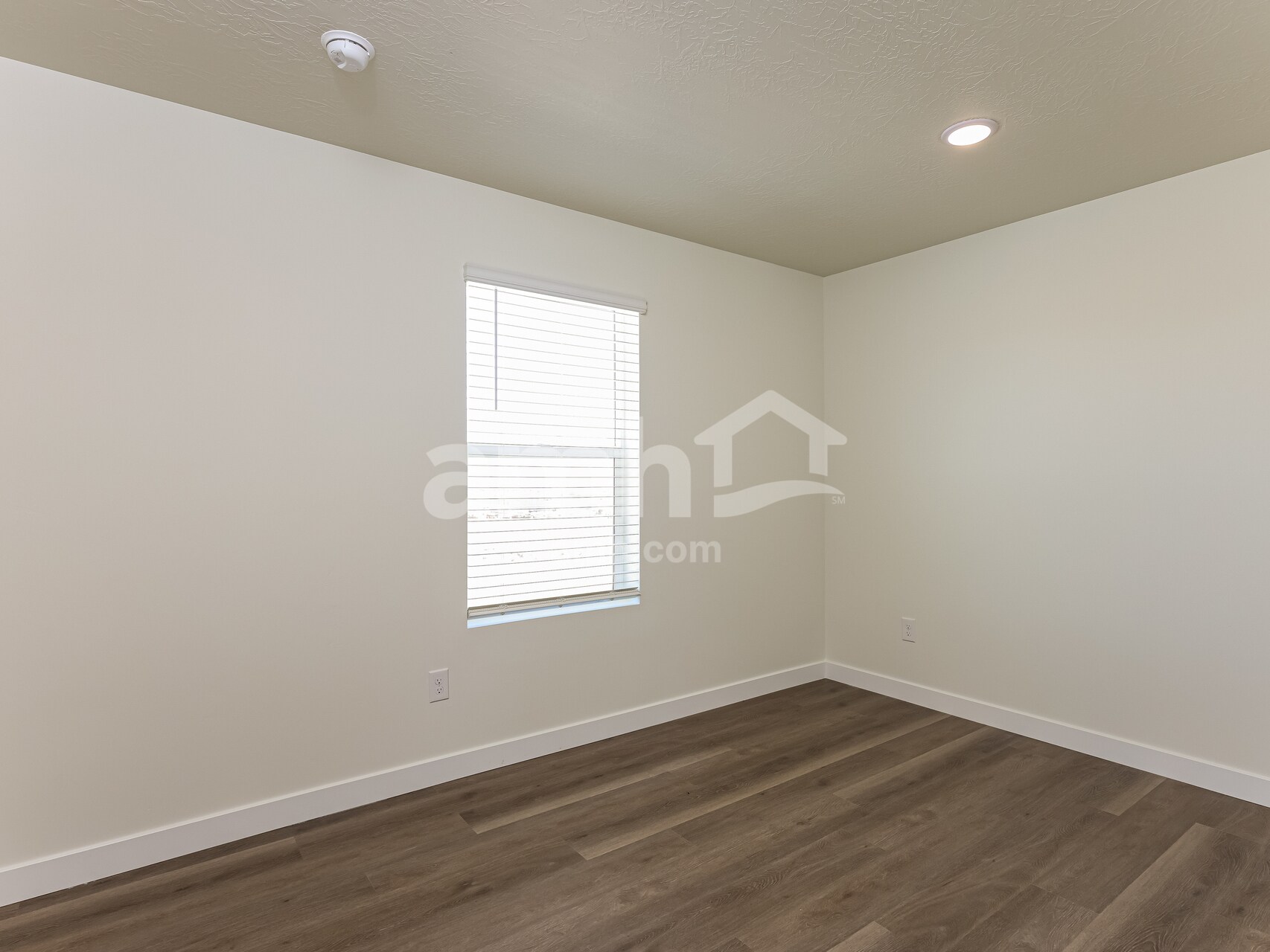 Building Photo - 1402 W Mahogany St