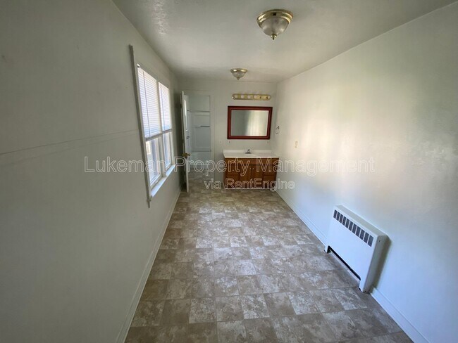 Building Photo - 431 W Vine St