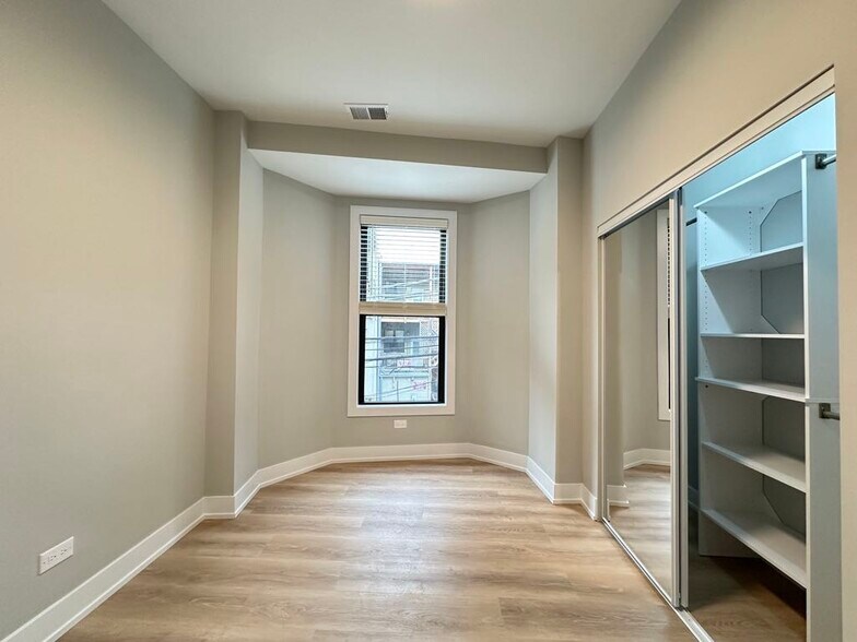 Building Photo - 431 W Belden Ave
