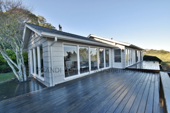 Building Photo - 3 Bedroom San Rafael home with views!