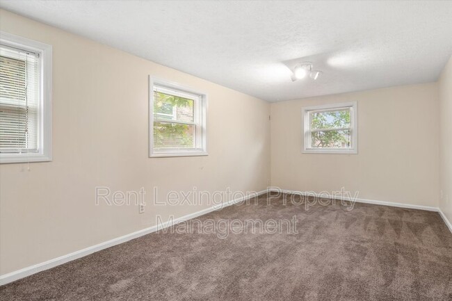 Building Photo - 2168 Jasmine Dr