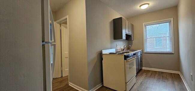 Building Photo - Newly Renovated 1-Bedroom Apartment | Top ...