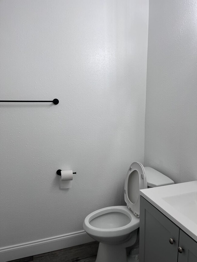 Building Photo - Beautiful 2 bedroom 1 1/2 bath walking dis...