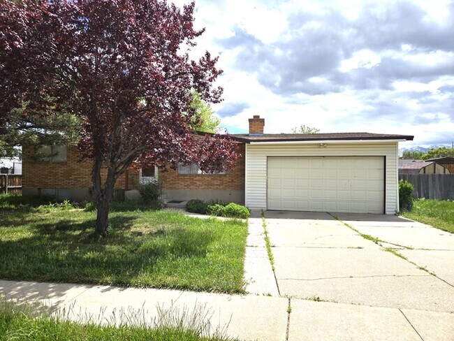 Building Photo - 5 Bedroom Home-Taylorsville