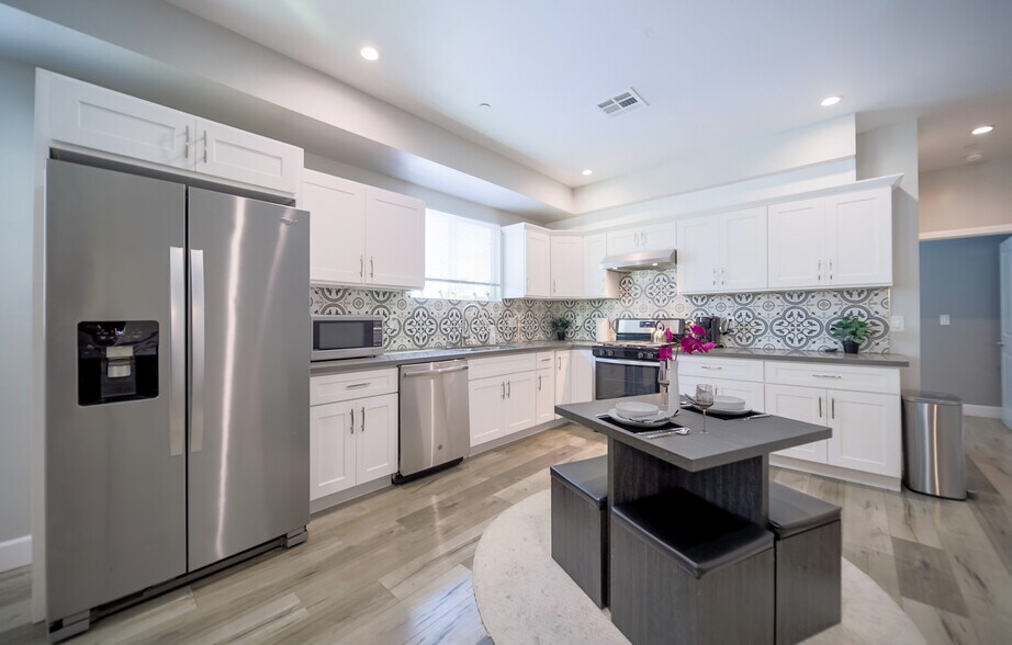 Building Photo - 3415 Edgehill Dr