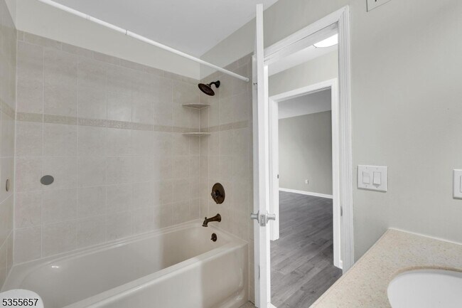 Building Photo - 8 Delbarton Ct