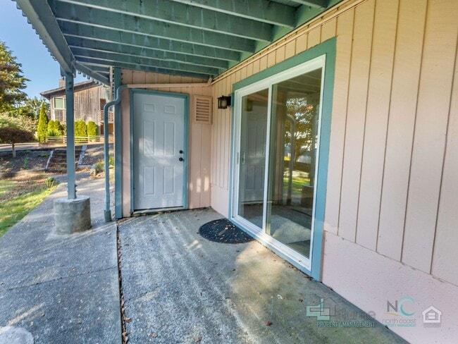 Building Photo - Charming Seaside Home.. Spacious 3 bedroom, 2 bathrooms!!!